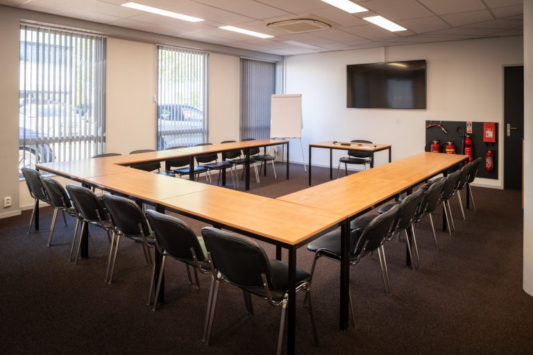 Leslokaal met tafels in U-opstelling