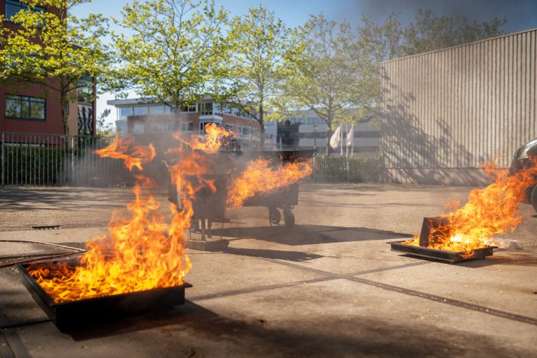Blusobjecten in brand op het oefenterrein