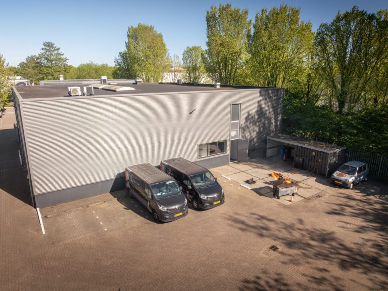 Het praktijkcentrum aan de Algolweg, met parkeerplaats en oefenterrein